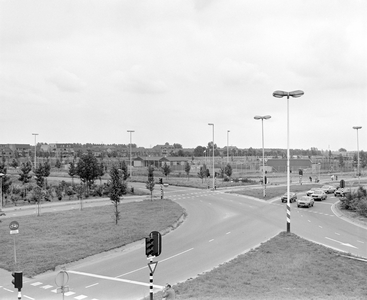 884221 Gezicht op de aanleg van tennispark Lunetten aan de Olympus te Utrecht, van bij 't Goyplein.